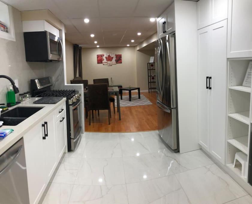 Basement Apartment In Richmond Hill Exterior photo