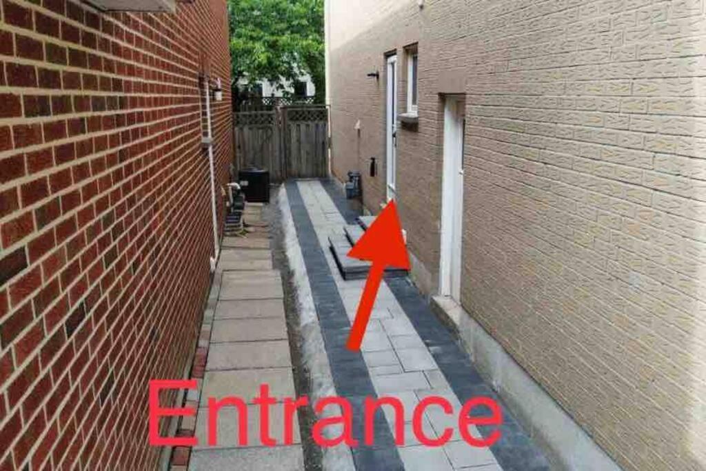 Basement Apartment In Richmond Hill Exterior photo