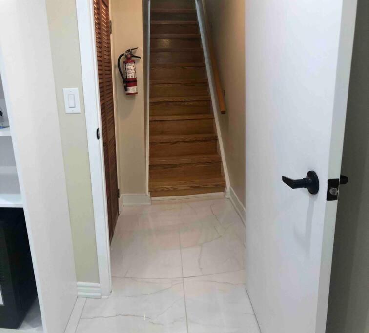 Basement Apartment In Richmond Hill Exterior photo